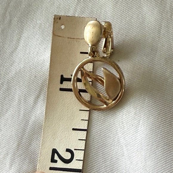 Vintage Chic Brushed & Smooth Gold Tone Open Circle Leaf Design Drop Earrings - Picture 8 of 9